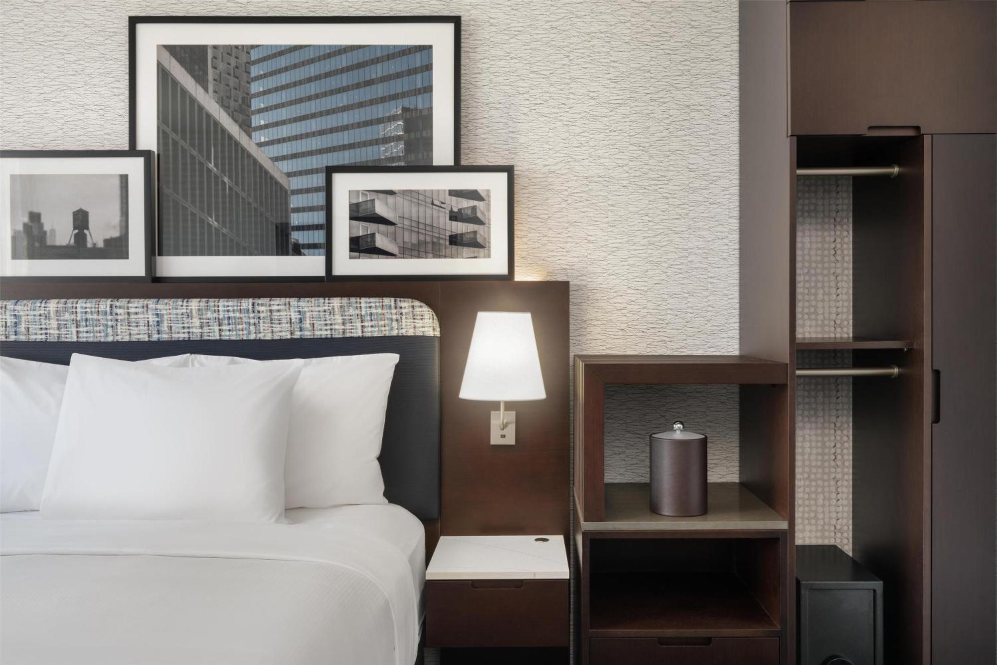 Queen Room with Roll-In Shower - Mobility Access